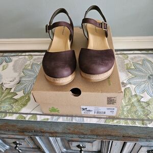 NIB! El Naturalista Leaves Closed-toe Wedge Sandal in Dark Brown